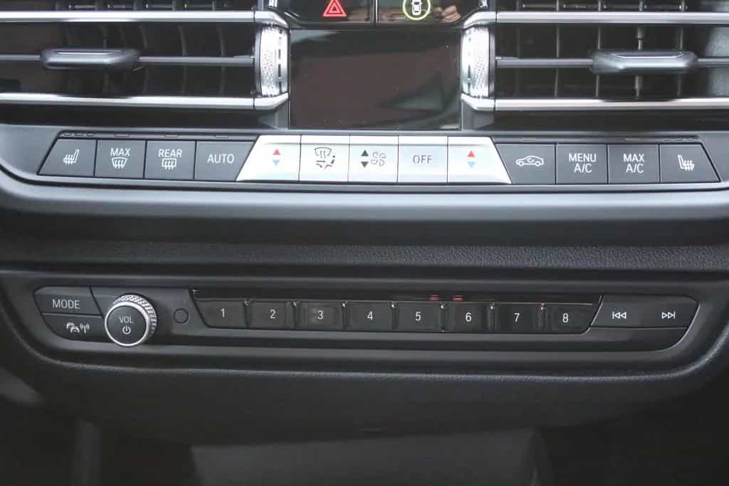BMW 118 i *LIVE COCKPIT*LED*NAVI*PANORAMADACH*SHZ* 04/2021-photo-12