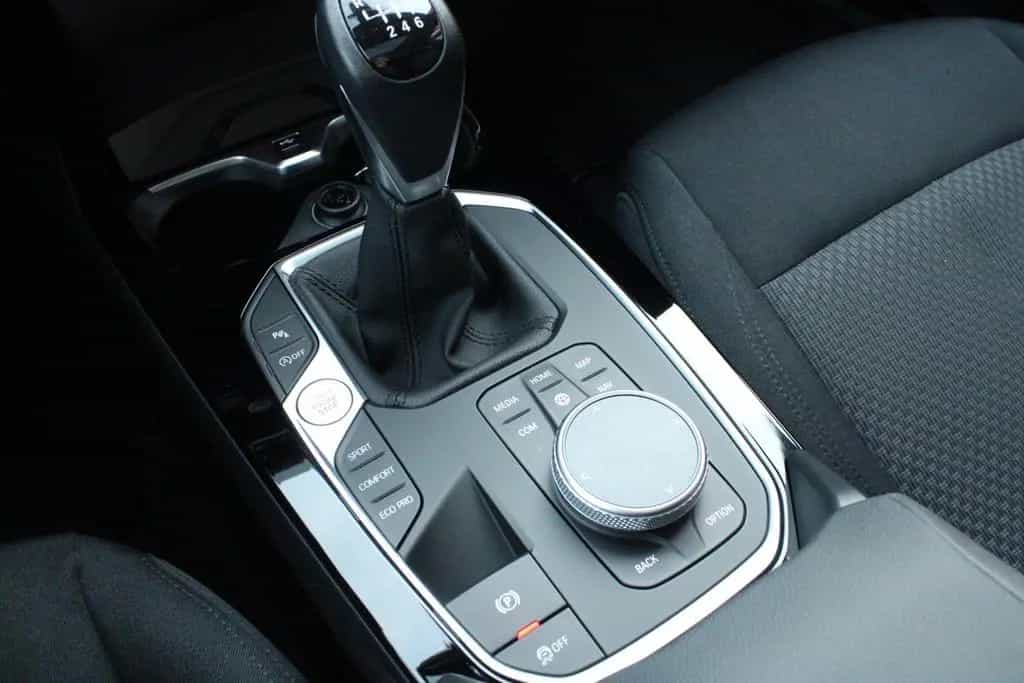 BMW 118 i *LIVE COCKPIT*LED*NAVI*PANORAMADACH*SHZ* 04/2021-photo-16