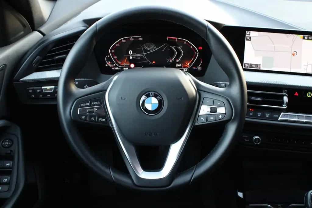 BMW 118 i *LIVE COCKPIT*LED*NAVI*PANORAMADACH*SHZ* 04/2021-photo-9