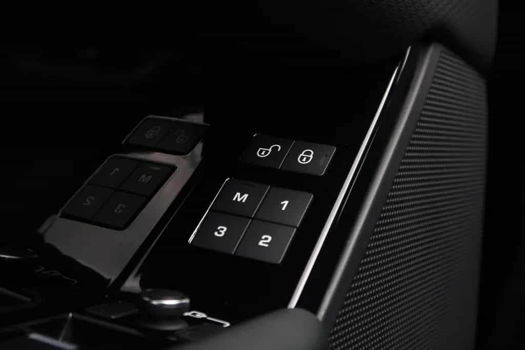 Land Rover Range Rover Rover Velar 2.0 I4 Turbo AWD R-Dynamic P30 08/2018-photo-13