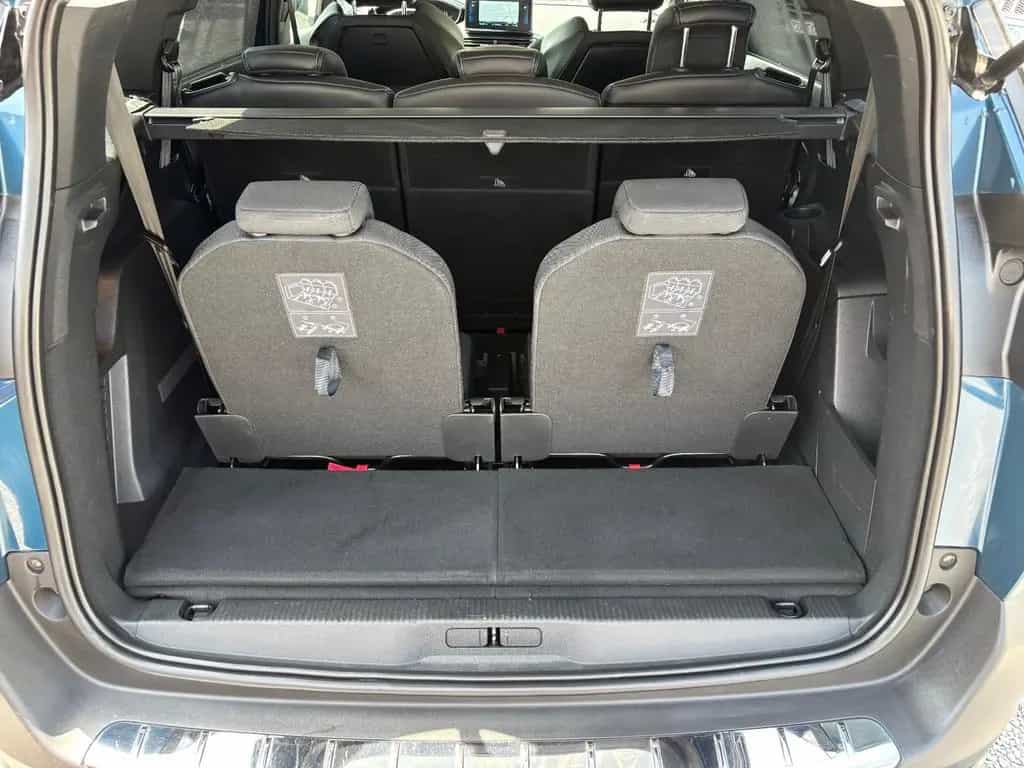 Peugeot 5008 Allure ALU/NAVI/Kam180°/AHK/7Sitze ZR neu 09/2022-photo-17
