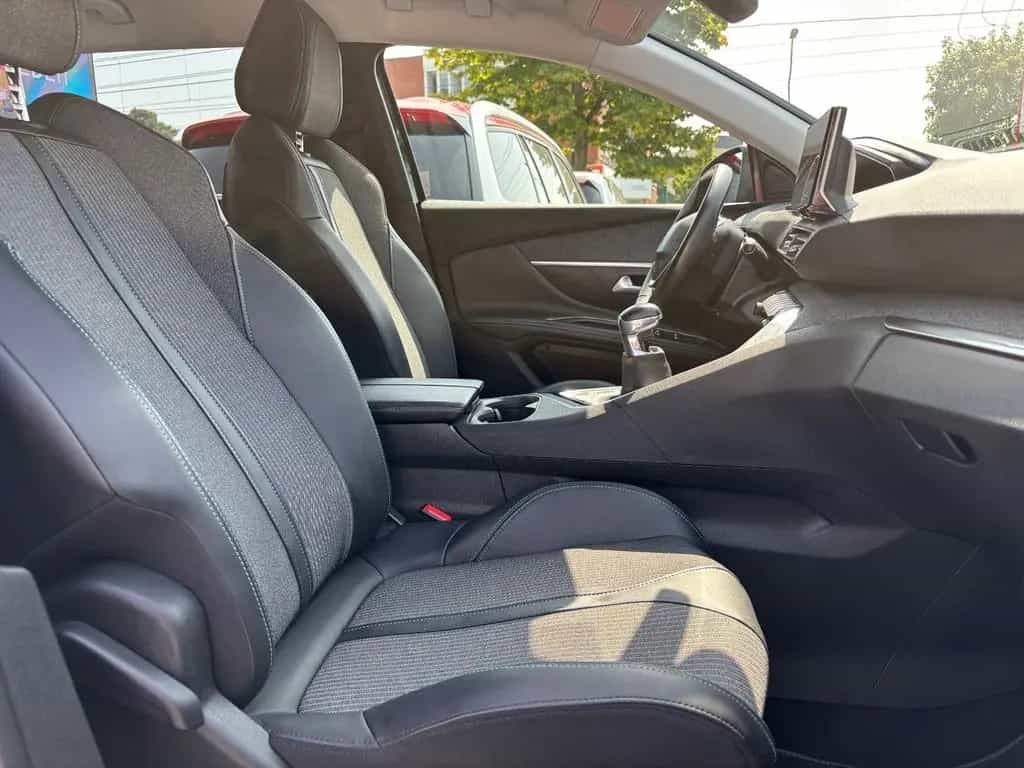 Peugeot 5008 Allure ALU/NAVI/Kam180°/AHK/7Sitze ZR neu 09/2022-photo-3