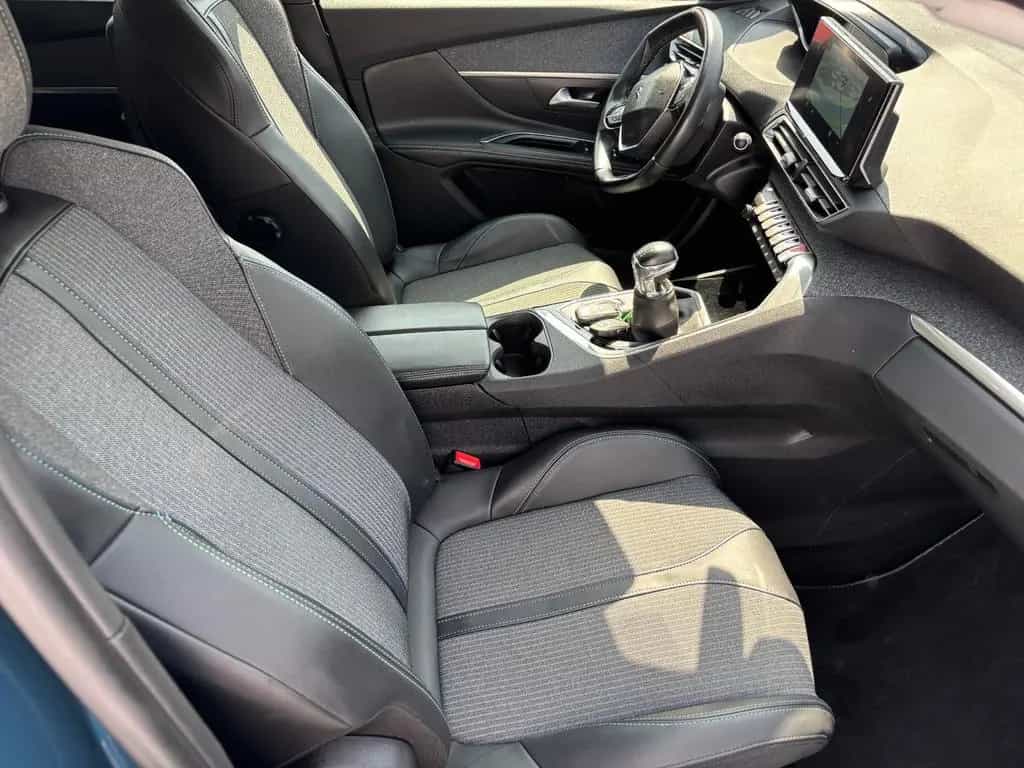 Peugeot 5008 Allure ALU/NAVI/Kam180°/AHK/7Sitze ZR neu 09/2022-photo-4