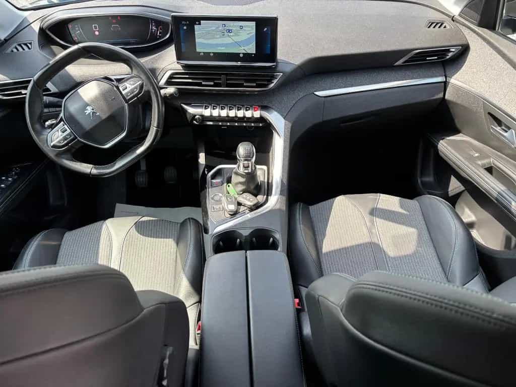 Peugeot 5008 Allure ALU/NAVI/Kam180°/AHK/7Sitze ZR neu 09/2022-photo-8