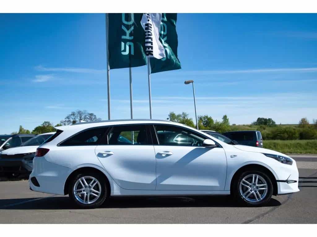 Kia Ceed Sportswagon 1.6 CRDi Navi ACC Apple CarPlay 04/2024-photo-3