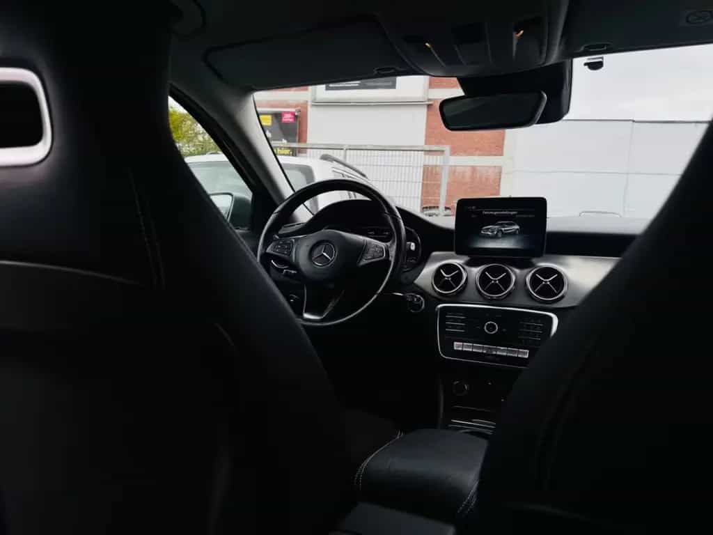 Mercedes-Benz GLA 180 *NAVI*LED*PDC*Urban*SHZ*Schaltwippen* 02/2020-photo-26