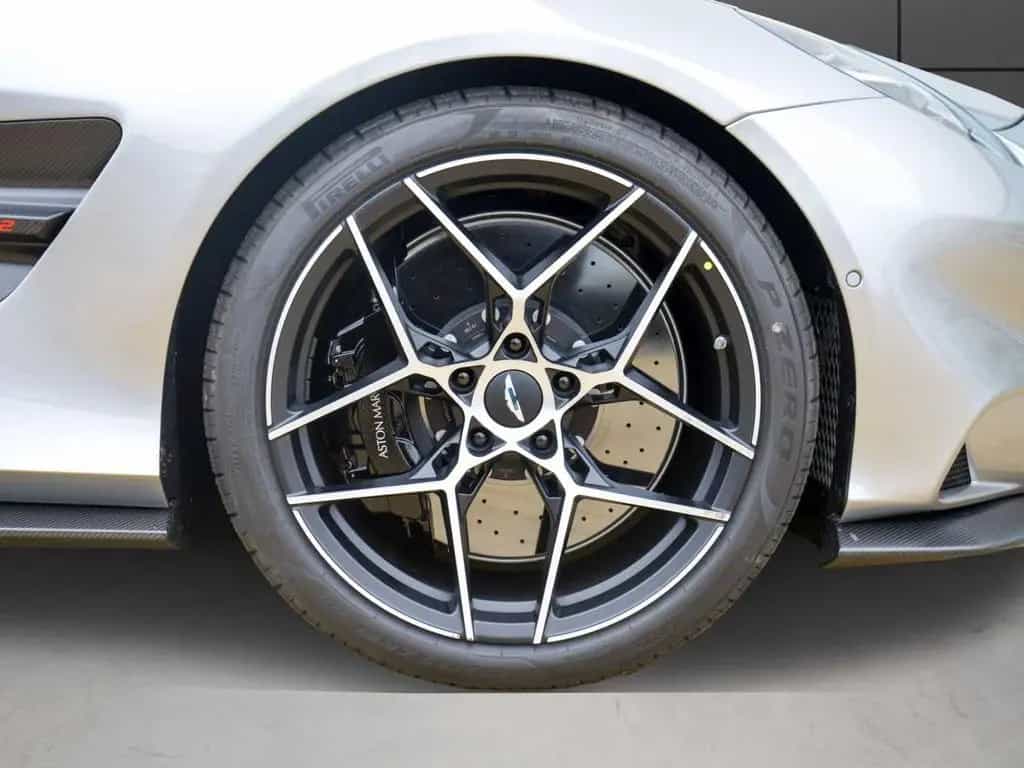 Aston Martin Vanquish Coupe 01/2025-photo-4