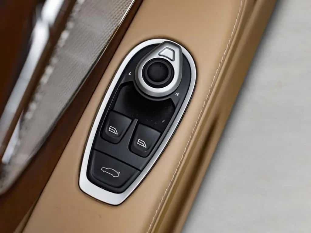 Aston Martin DB12 Volante 05/2024-photo-18