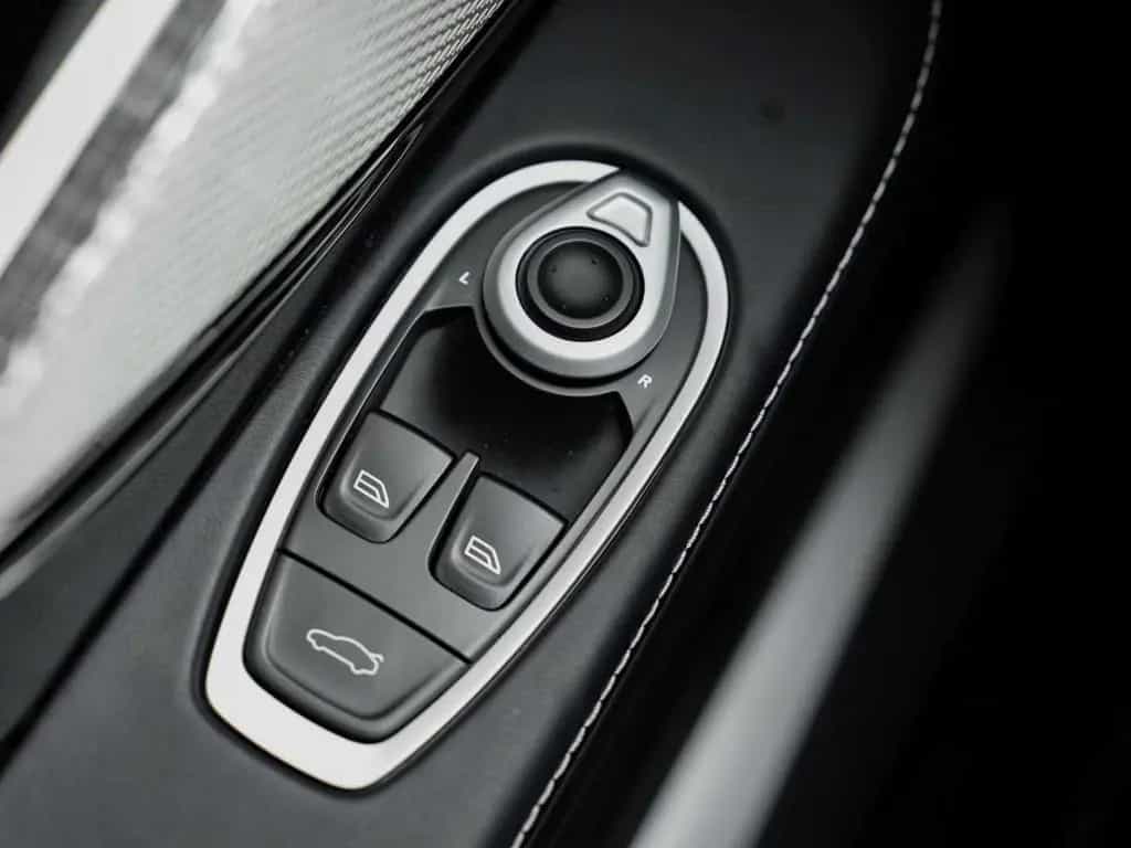 Aston Martin DB12 Volante 06/2024-photo-30