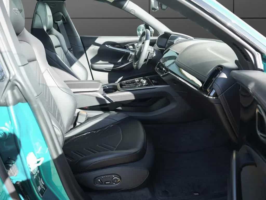 Aston Martin DBX S null-photo-16