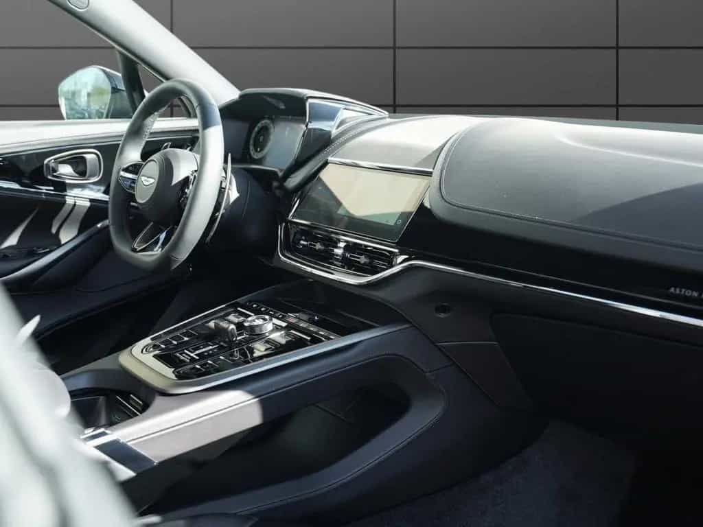 Aston Martin DBX S null-photo-17