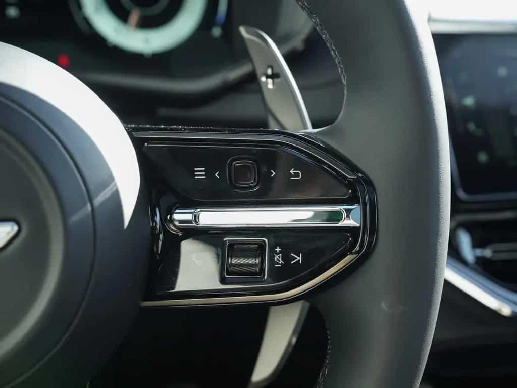 Aston Martin DBX S null-photo-25
