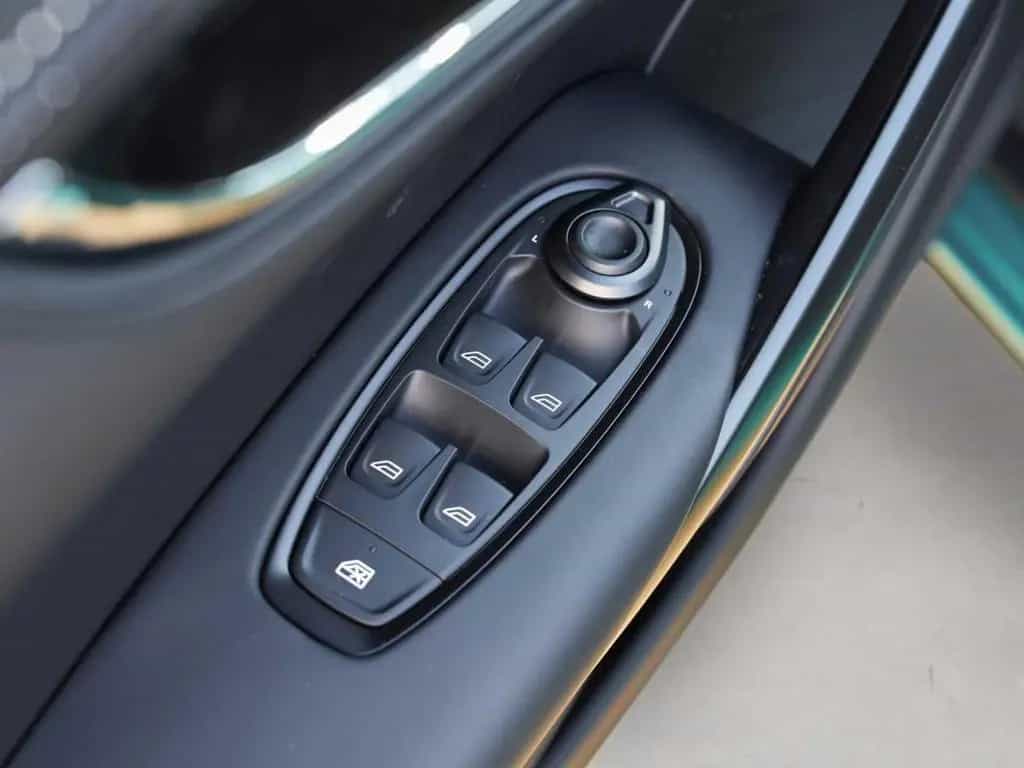Aston Martin DBX S null-photo-26
