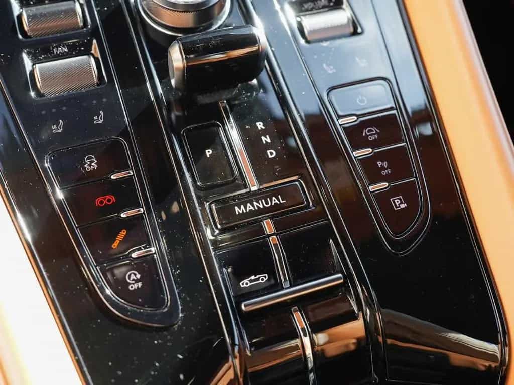 Aston Martin DB12 Volante 09/2024-photo-21