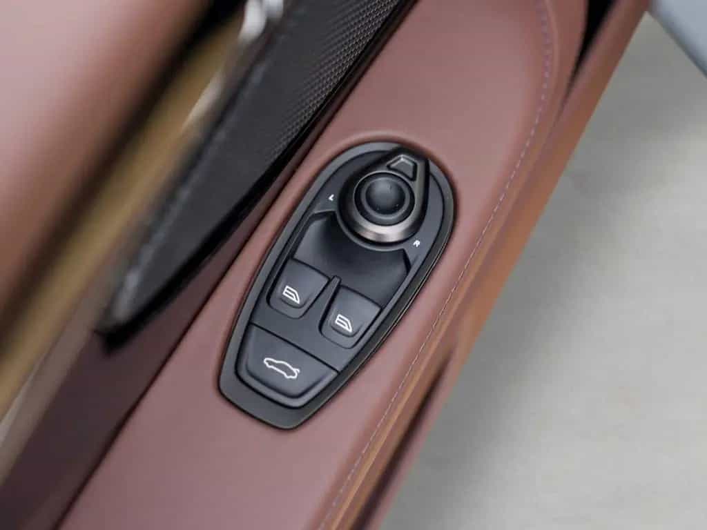 Aston Martin DB12 Volante null-photo-15