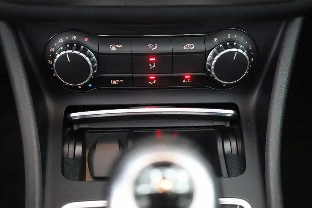 Mercedes-Benz GLA 180 Urban LED Navi Panorama Sitzheizung PDC 03/2019-photo-12