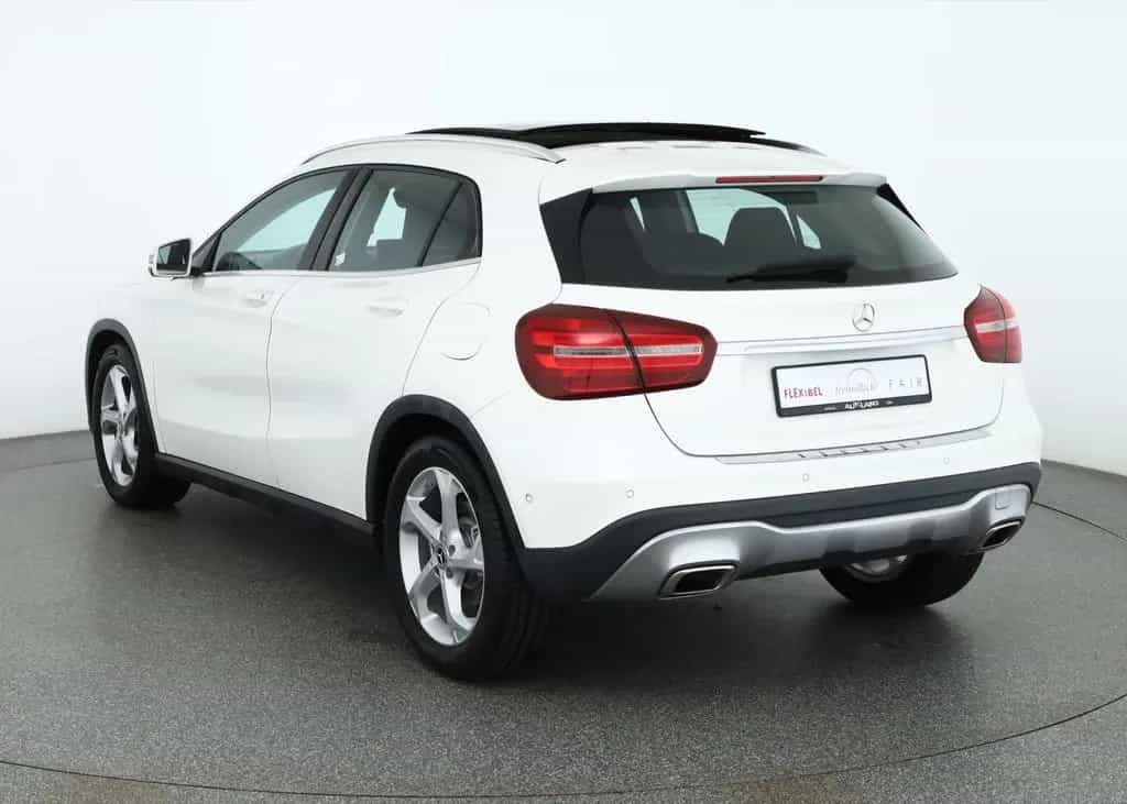 Mercedes-Benz GLA 180 Urban LED Navi Panorama Sitzheizung PDC 03/2019-photo-2