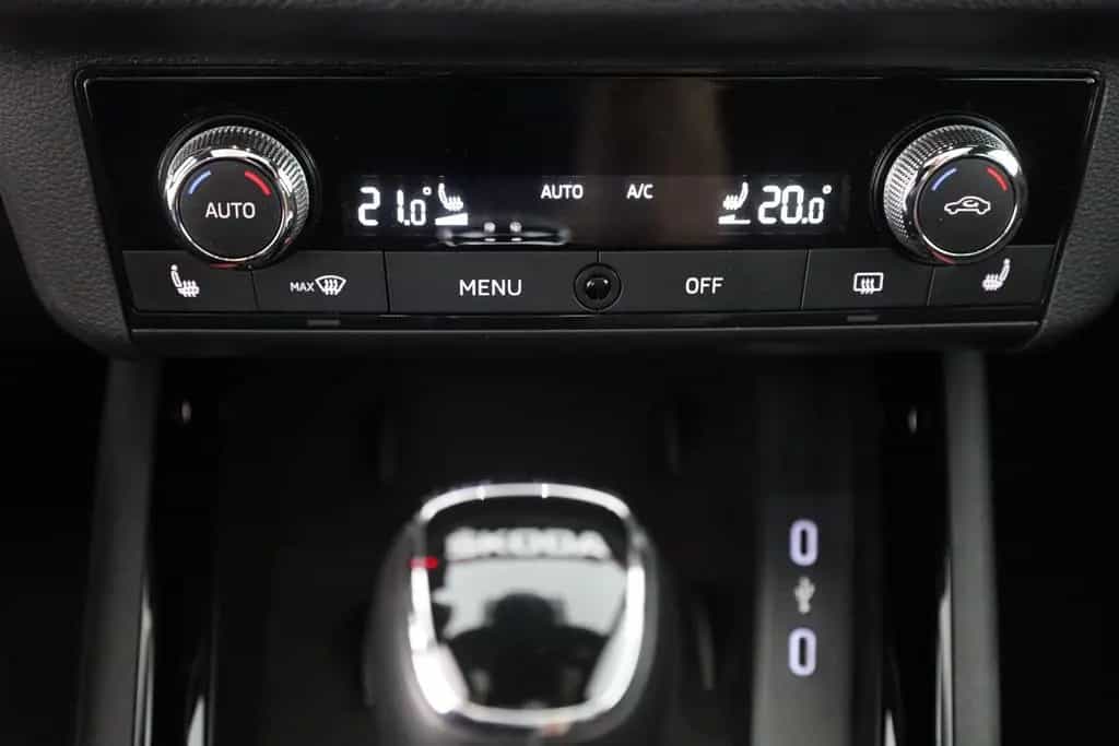 Skoda Scala 1.5 TSI Monte Carlo LED Navi Panorama ACC 07/2020-photo-11