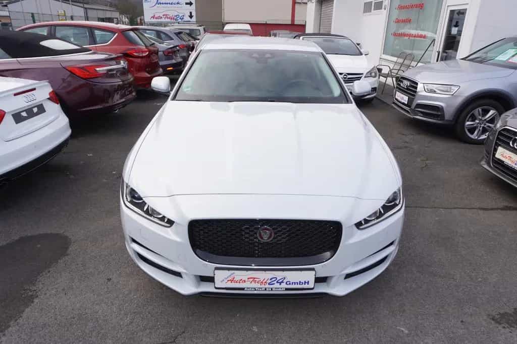 Jaguar XE 25T Portfolio *nur 8.300KM*1.Hand*TOP Ausst. 03/2016-photo-11