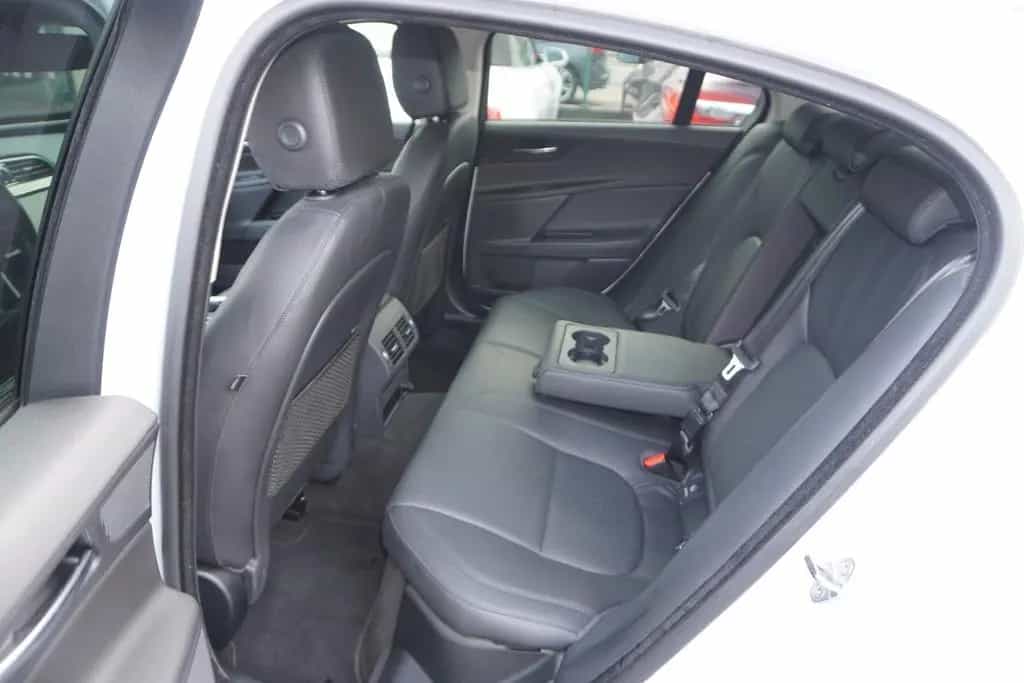 Jaguar XE 25T Portfolio *nur 8.300KM*1.Hand*TOP Ausst. 03/2016-photo-17