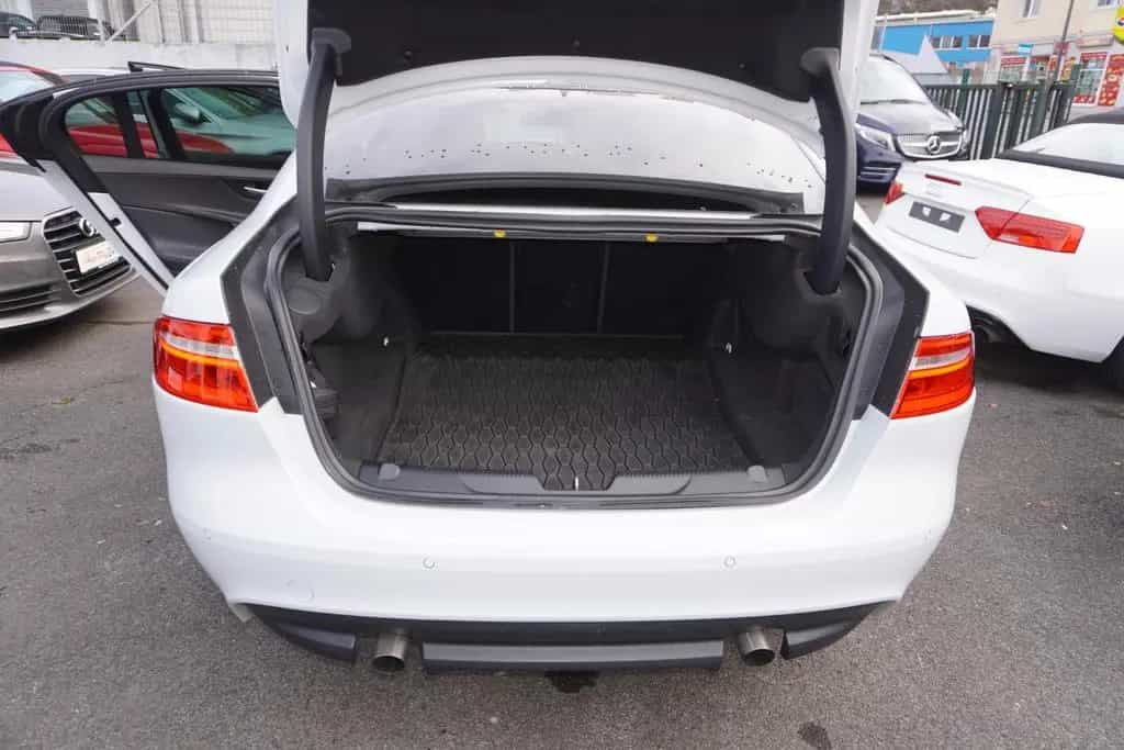 Jaguar XE 25T Portfolio *nur 8.300KM*1.Hand*TOP Ausst. 03/2016-photo-19