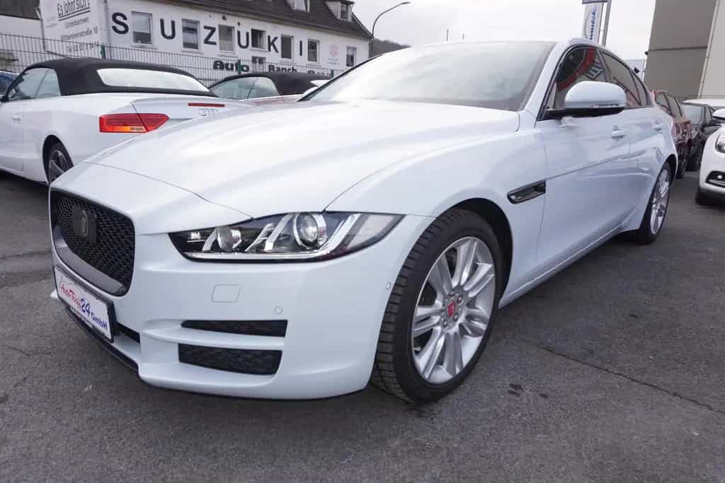 Jaguar XE 25T Portfolio *nur 8.300KM*1.Hand*TOP Ausst. 03/2016-photo-2