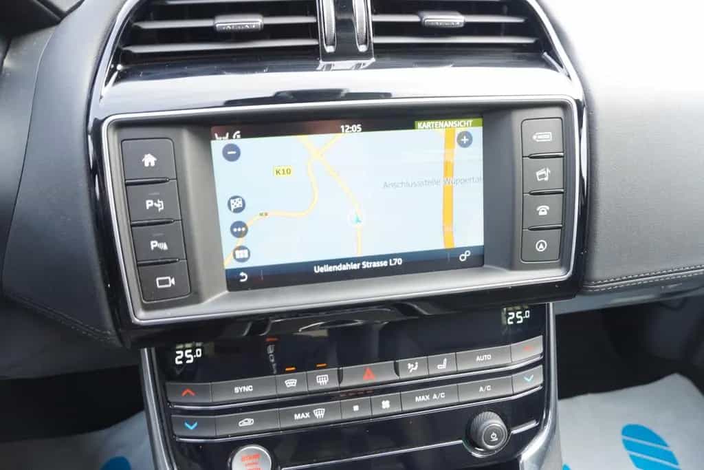 Jaguar XE 25T Portfolio *nur 8.300KM*1.Hand*TOP Ausst. 03/2016-photo-26