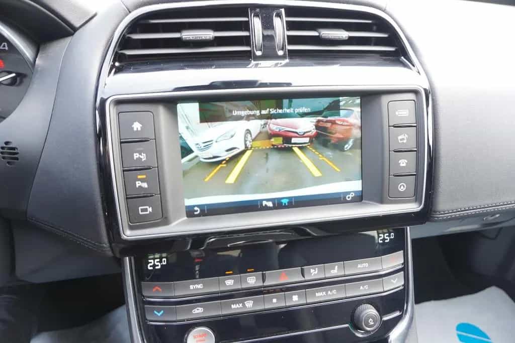 Jaguar XE 25T Portfolio *nur 8.300KM*1.Hand*TOP Ausst. 03/2016-photo-27