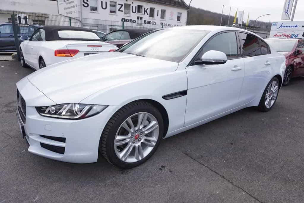Jaguar XE 25T Portfolio *nur 8.300KM*1.Hand*TOP Ausst. 03/2016-photo-3
