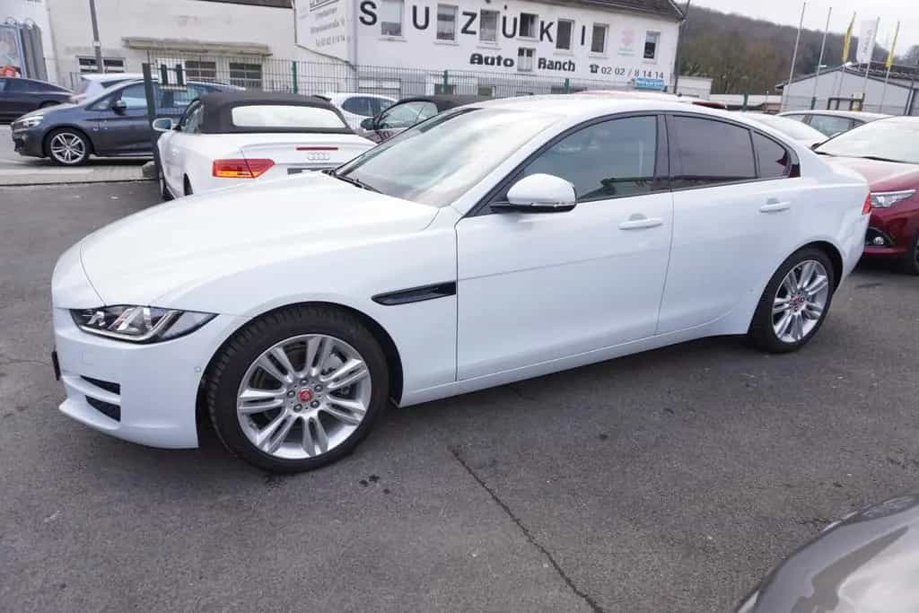 Jaguar XE 25T Portfolio *nur 8.300KM*1.Hand*TOP Ausst. 03/2016-photo-4