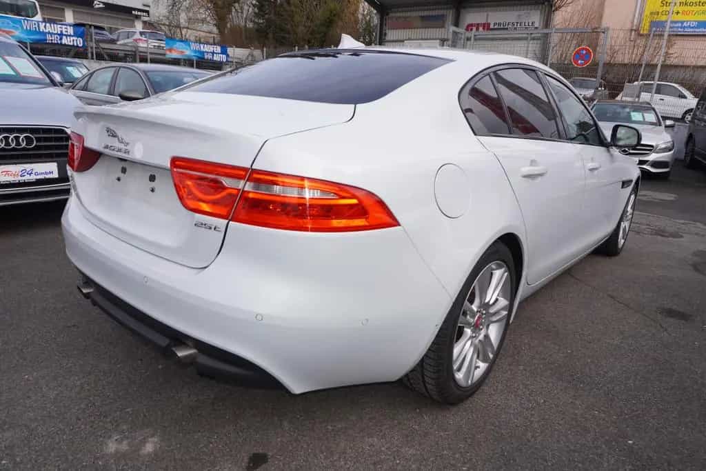 Jaguar XE 25T Portfolio *nur 8.300KM*1.Hand*TOP Ausst. 03/2016-photo-8