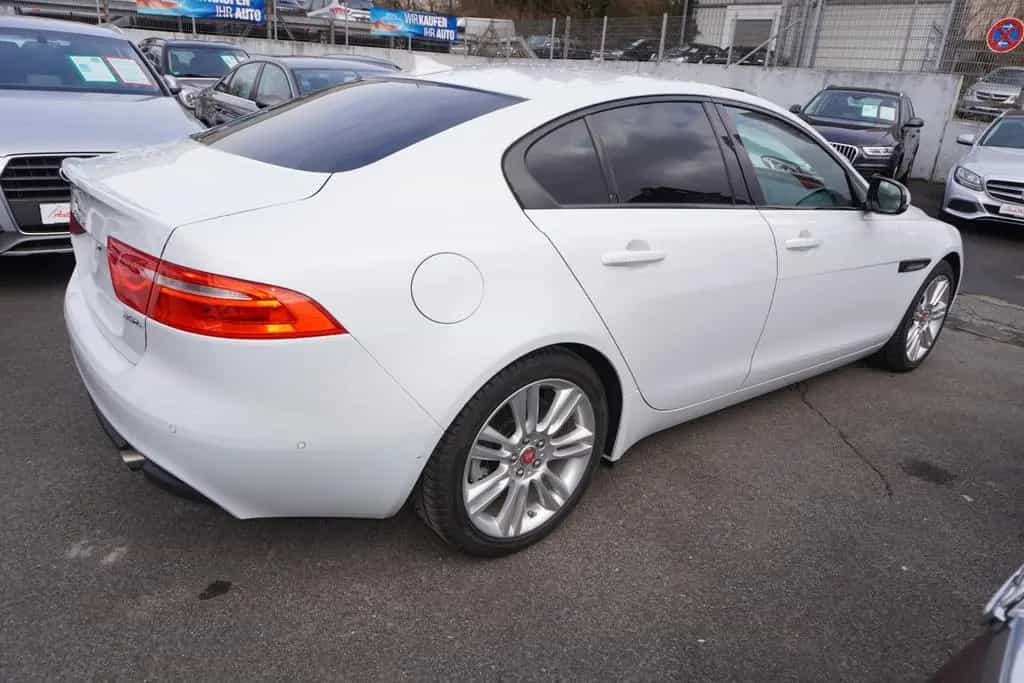 Jaguar XE 25T Portfolio *nur 8.300KM*1.Hand*TOP Ausst. 03/2016-photo-9
