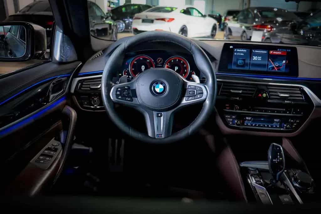 BMW M550 Lim xD PANO*BOWERS&WILKINS*VOLL*ACC*360° 08/2017-photo-16