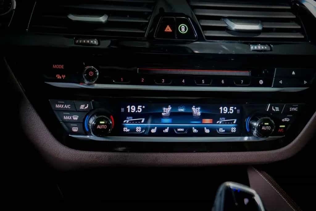 BMW M550 Lim xD PANO*BOWERS&WILKINS*VOLL*ACC*360° 08/2017-photo-25