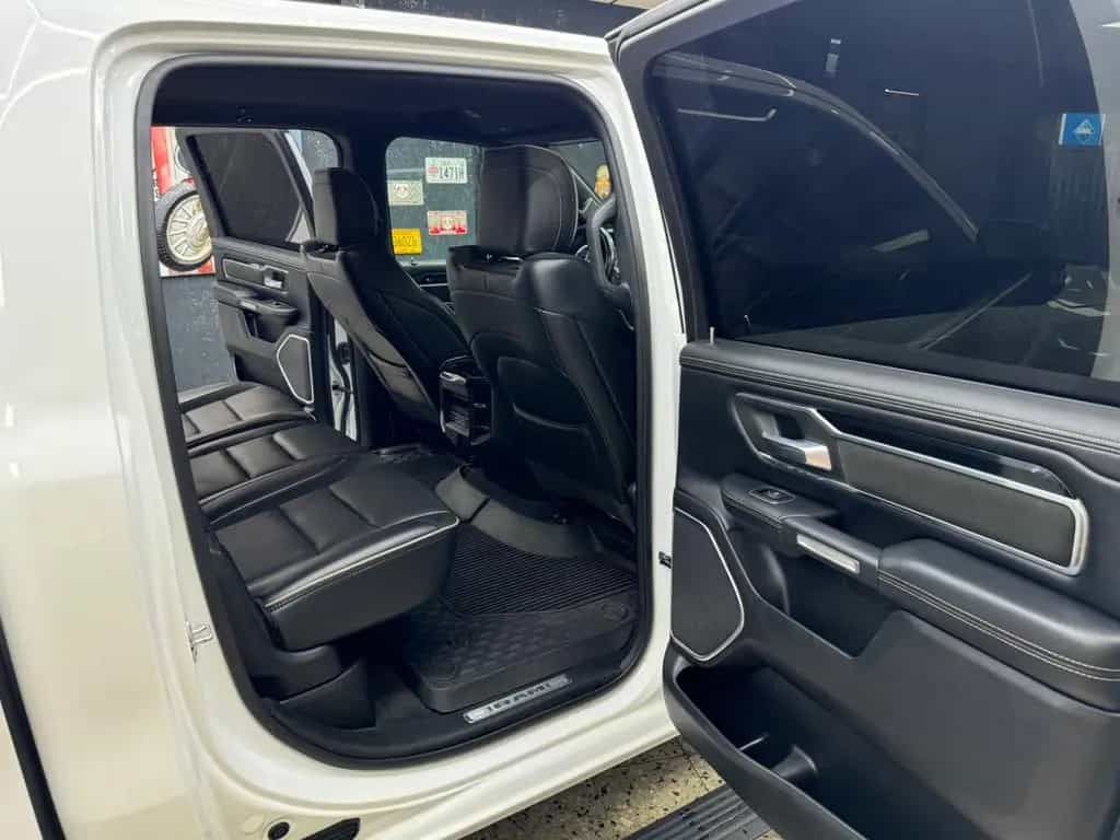 Dodge RAM 5.7 HEMI 4X4 / Laramie / CrewCab / Night.Edt 03/2021-photo-24