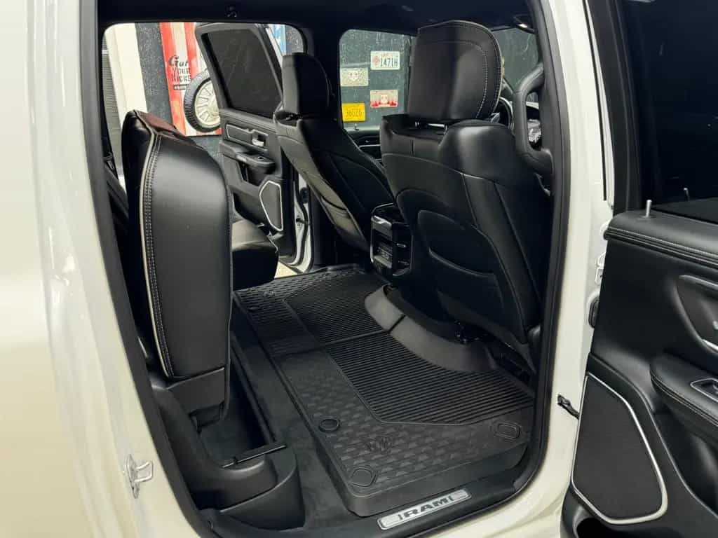 Dodge RAM 5.7 HEMI 4X4 / Laramie / CrewCab / Night.Edt 03/2021-photo-26