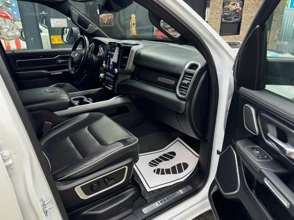 Dodge RAM 5.7 HEMI 4X4 / Laramie / CrewCab / Night.Edt 03/2021-photo-28