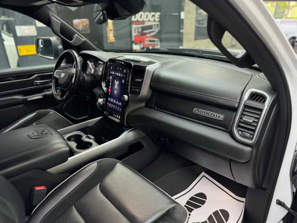 Dodge RAM 5.7 HEMI 4X4 / Laramie / CrewCab / Night.Edt 03/2021-photo-29