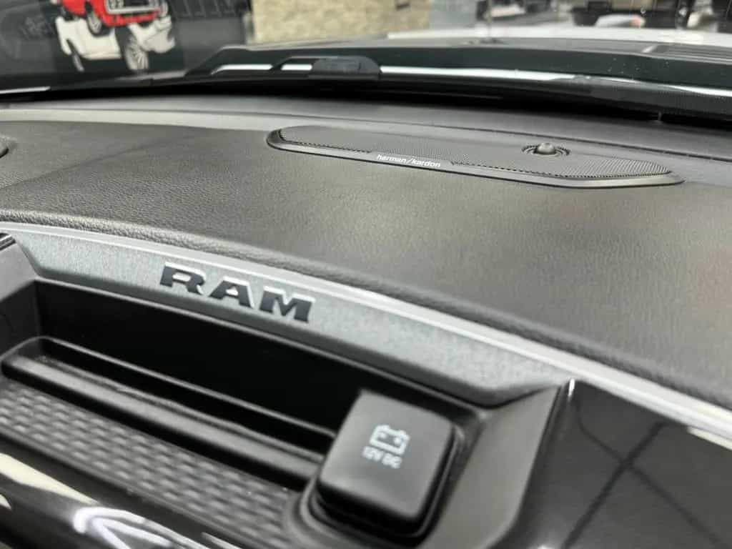 Dodge RAM 5.7 HEMI 4X4 / Laramie / CrewCab / Night.Edt 03/2021-photo-38