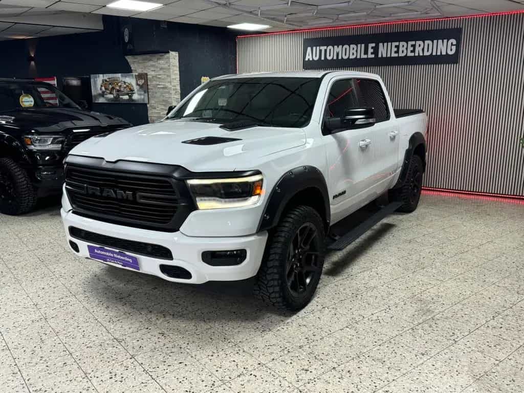 Dodge RAM 5.7 HEMI 4X4 / Laramie / CrewCab / Night.Edt 03/2021-photo-4