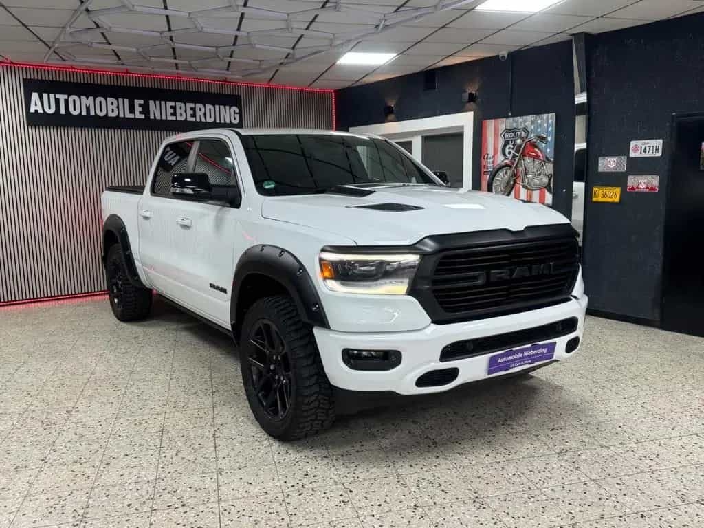 Dodge RAM 5.7 HEMI 4X4 / Laramie / CrewCab / Night.Edt 03/2021-photo-6