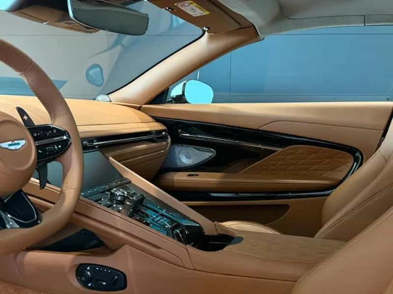 Aston Martin DB12 Volante 07/2025-photo-28