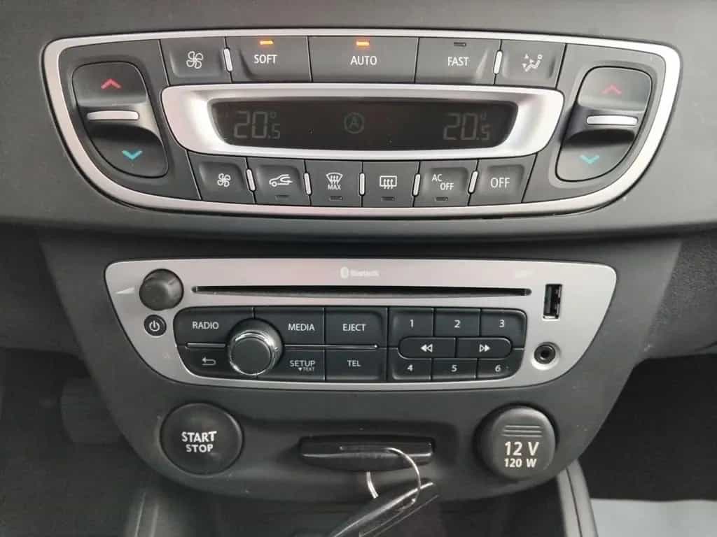 Renault Megane III Lim. + NAVI + SHZ + PDC + TÜV + 11/2013-photo-8