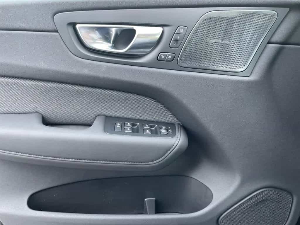 Volvo XC60 B5 AWD Plus Black Edition 360° NAVI LED 09/2025-photo-10