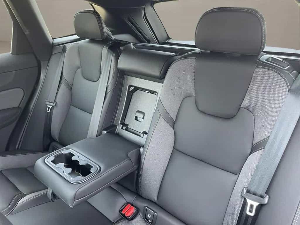 Volvo XC60 B5 AWD Plus Black Edition 360° NAVI LED 09/2025-photo-11