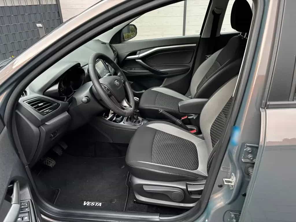 Lada Vesta 1.6L Valve NAV TEMP PDC SH BT USB 01/2018-photo-1
