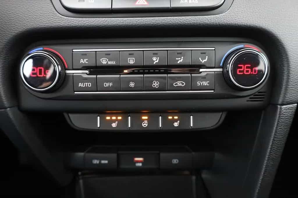 Kia Ceed SW 1.5 T-GDI LED Navi Sitzheizung AHK DAB 03/2022-photo-11