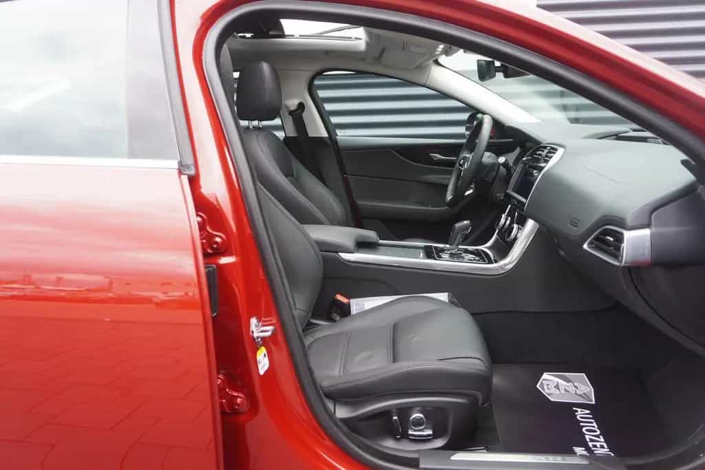 Jaguar XE S 2.0 AWD PANORAMA|KAMERA|APPLE|NAVI|ACC|LED 01/2020-photo-17