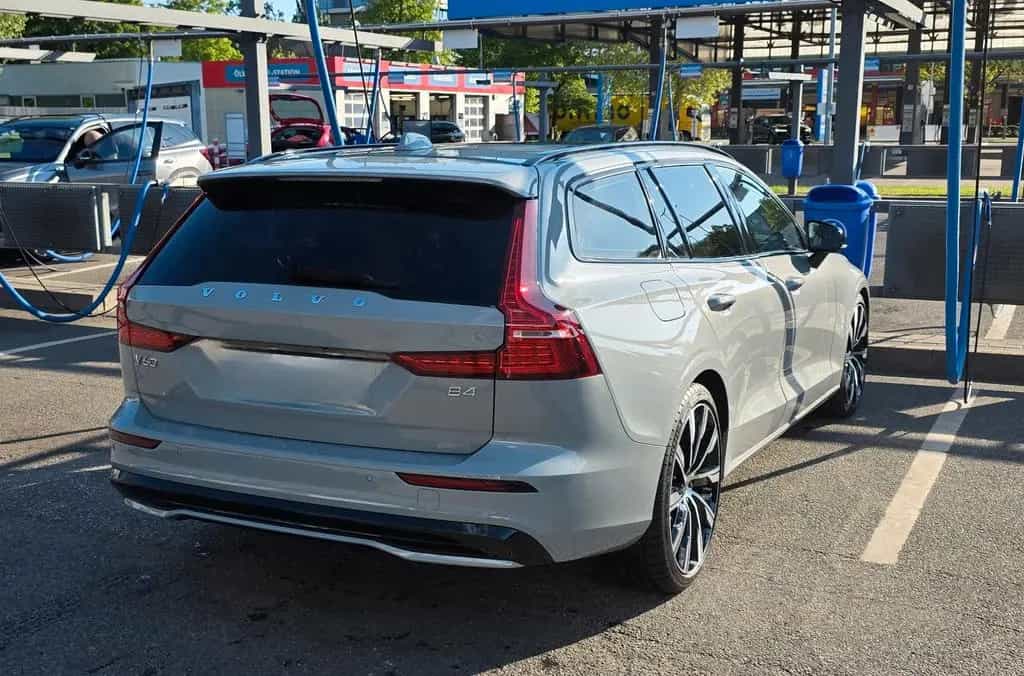 Volvo V60 B4 D Auto Plus Dark 12/2024-photo-2