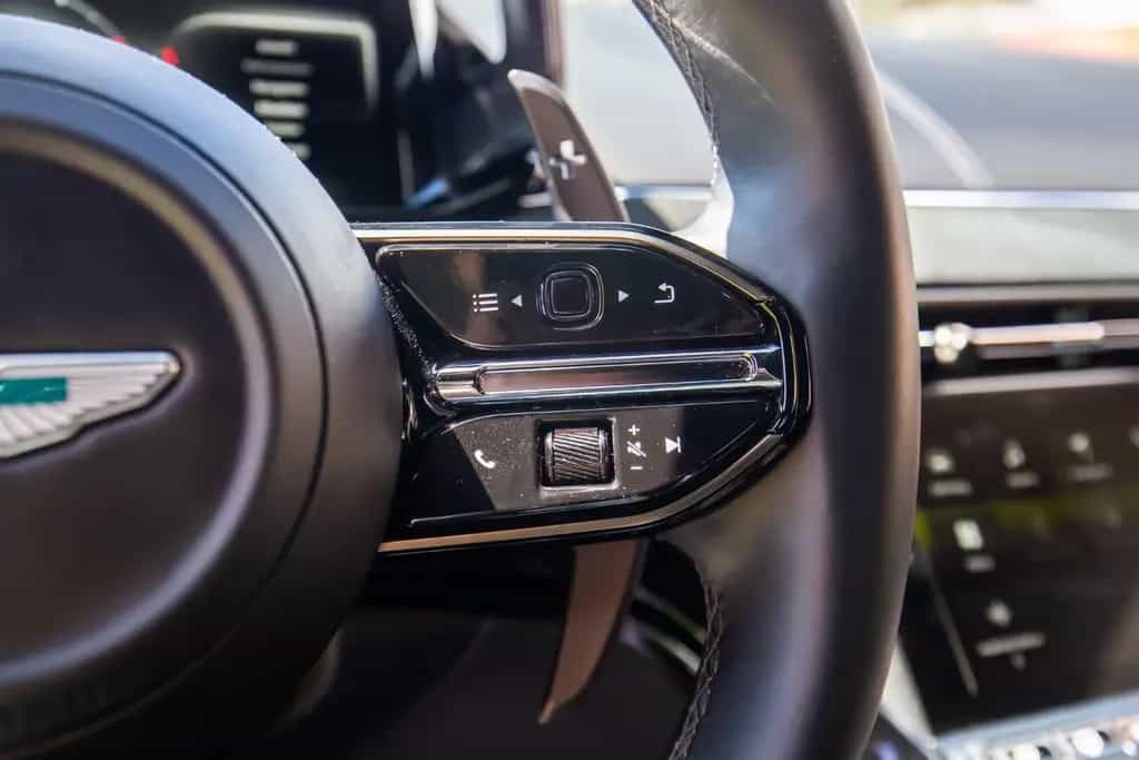 Aston Martin V8 Vantage Carbon /360 Cam/Warranty/Adapt. Susp./Track Mode 09/2024-photo-19
